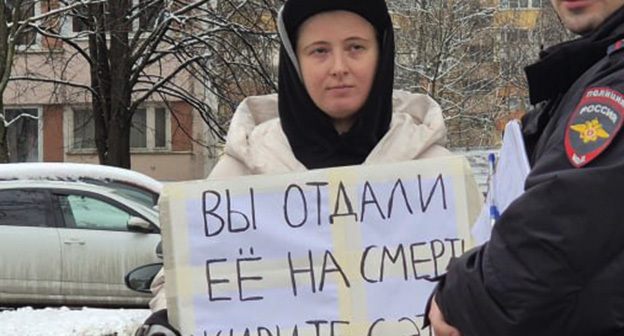 Лена Патяева в одиночном пикете. 25 ноября 2025 г. Фото: https://t.me/endoflaw/1762