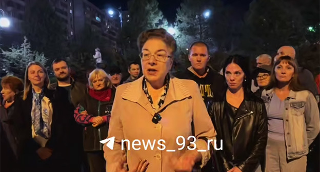 Жители Юбилейного потребовали встречи с мэром Краснодара. Стоп-кадр видео 93.ru от 23.11.25, https://t.me/news_93_ru/26835