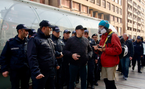 Сотрудники полиции разговаривают с участником акции. Фото "Кавказского узла".