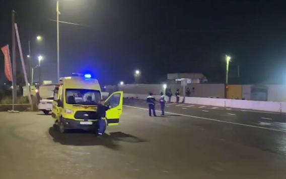 Скорая помощь на КПП Джемикентский. Стоп-кадр видео Readovka от 30.11.25, https://t.me/readovkanews/103940