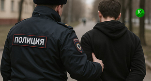 Сотрудник полиции во время задержания. Иллюстрация 