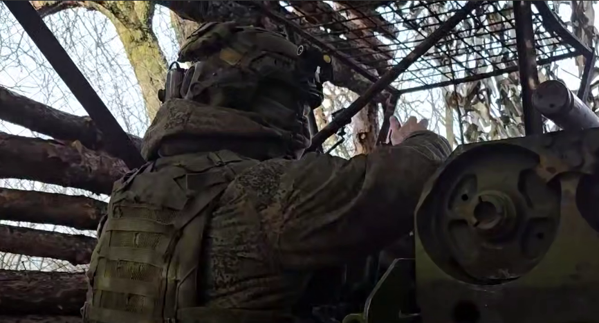 Российский боец. Стоп-кадр видео из telegram-канала Минобороны России от 07.12.25, https://t.me/mod_russia/59187.