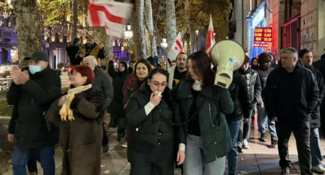 Протестующие в центре Тбилиси. Скриншот фото "Интерпрессньюс" от 10.12.25, https://www.interpressnews.ge/ka/article/857026-rustavelis-gamzirze-shekrebili-akciis-monacileebi-msvlelobas-martaven.