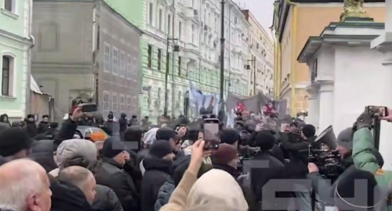 Митинг у посольства Армении. Стоп-кадр видео shot от 11.12.25, https://t.me/shot_shot/89997?single