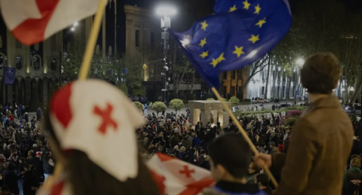 Протесты в Тбилиси. Скриншот фото телекомпании "Пирвели" от 13.12.25, https://tvpirveli.ge/ka/siaxleebi/politika/117054-utskveti-protestis-381-e-dge-parlamenttan-saprotesto-aqtsia-mimdinareobs