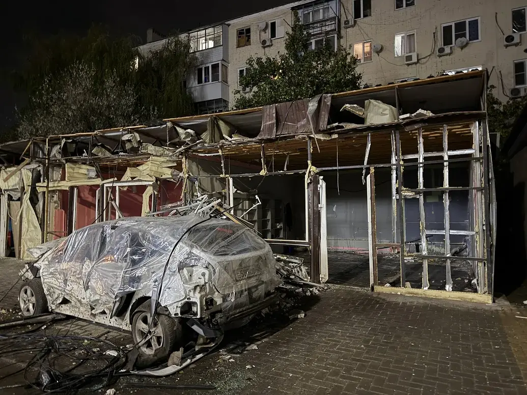 Машина и здание, поврежденные в Батайске. Октябрь 2025 г. Фото: Telegram-канал главы города Батайска