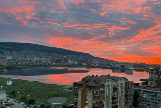 Махачкала. Скриншот фото с сервиса "Яндекс.Карты" https://yandex.ru/maps/org/mechet_imeni_ali_khadzhi_akushinskogo/231878760168/panorama/?ll=47.554475%2C42.958692&panorama%5Bdirection%5D=-137.400000%2C10.000000&panorama%5Bfull%5D=true&panorama%5Bpoint%5D=47.554787%2C42.958910&panorama%5Bspan%5D=0.000000%2C0.000000&z=15