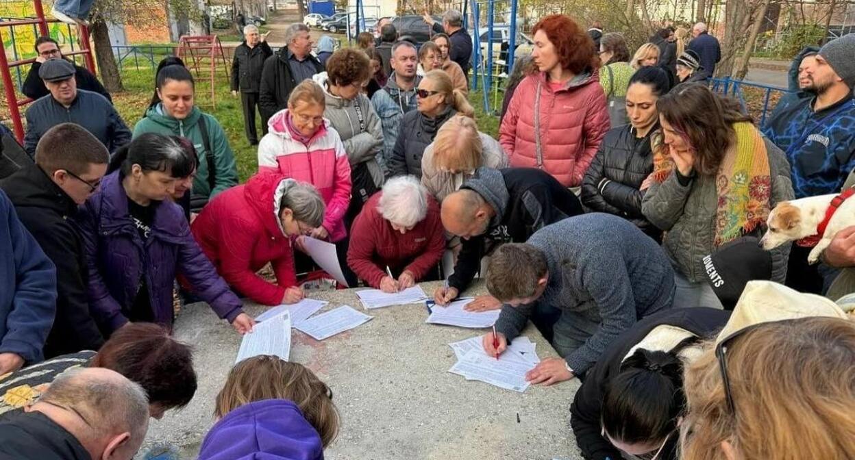 Жители улицы Курчатова обратились с требованием отправить в отставку главу Краснодара.  18 декабря 2025 г. Фото: Красный темник (Александр Сафронов) / https://t.me/redtemnik/6292