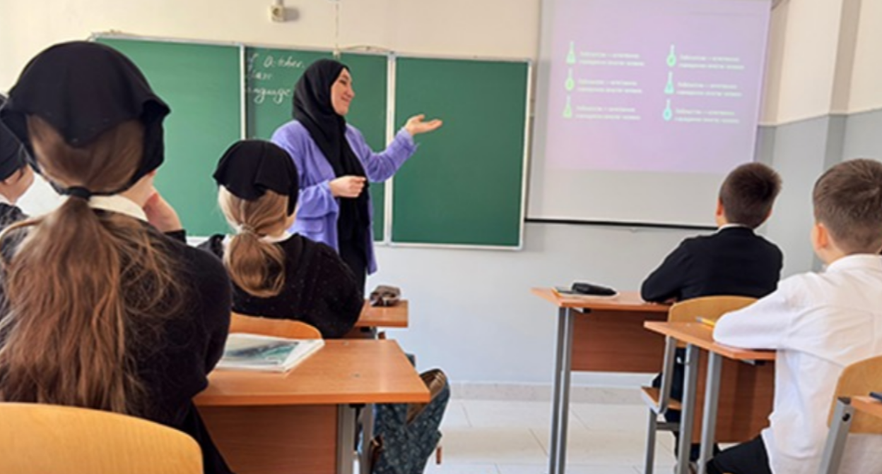 Урок в чеченской школе. Скриншот фото https://chesu.ru/.