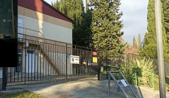 Детсад 121 в Сочи. Фото с сервиса "Яндекс.Карты", https://yandex.ru/maps/org/detskiy_sad_121/80097269968/?ll=39.961646%2C43.421771&z=14