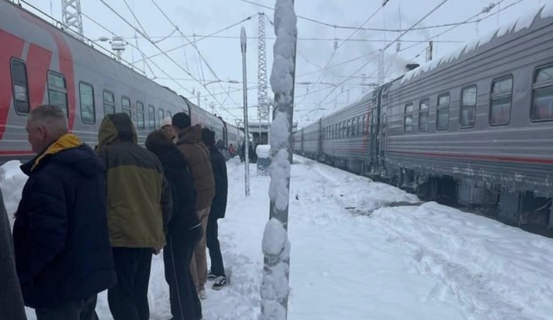 Пассажирам пришлось много часов провести в ожидании отправки. Скриншот фото V1 от 02.01.26, https://t.me/newsv1/88897