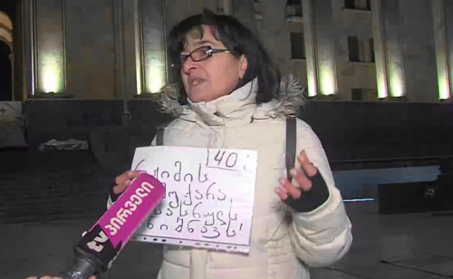 На 401-й день непрерывных акций в Тбилиси демонстранты снова собрались у здания парламента на проспекте Руставели. TV Pirveli/https://tvpirveli.ge/ka/siaxleebi/sazogadoeba/118426-protestis-401-e-dge-parlamentis-tsin-aqtsiis-monatsileebi-ikribebian На 401-й день непрерывных акций в Тбилиси демонстранты снова собрались у здания парламента на проспекте Руставели. TV Pirveli/https://tvpirveli.ge/ka/siaxleebi/sazogadoeba/118426-protestis-401-e-dge-parlamentis-tsin-aqtsiis-monatsileebi-ikribebian