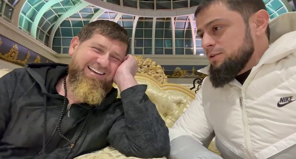 Рамзан Кадыров (слева) и Ахмед Дудаев. Стоп-кадр видео из Telegram=канала Кадырова от 02.01.26, https://t.me/RKadyrov_95/6274.