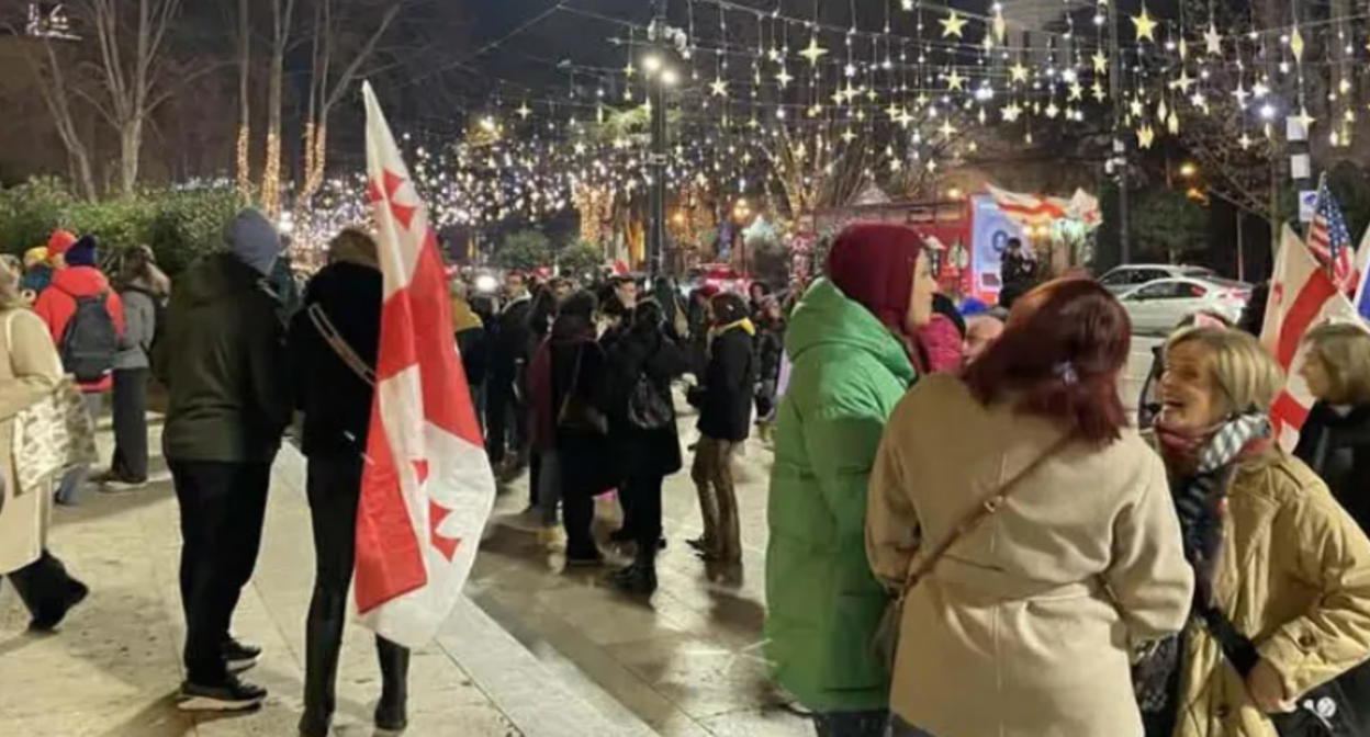 Протестующие у парламента Грузии. Скриншот фото "Интерпрессньюс" от 07.01.26, https://www.interpressnews.ge/ka/article/859057-parlamenttan-saprotesto-akcia-mimdinareobs