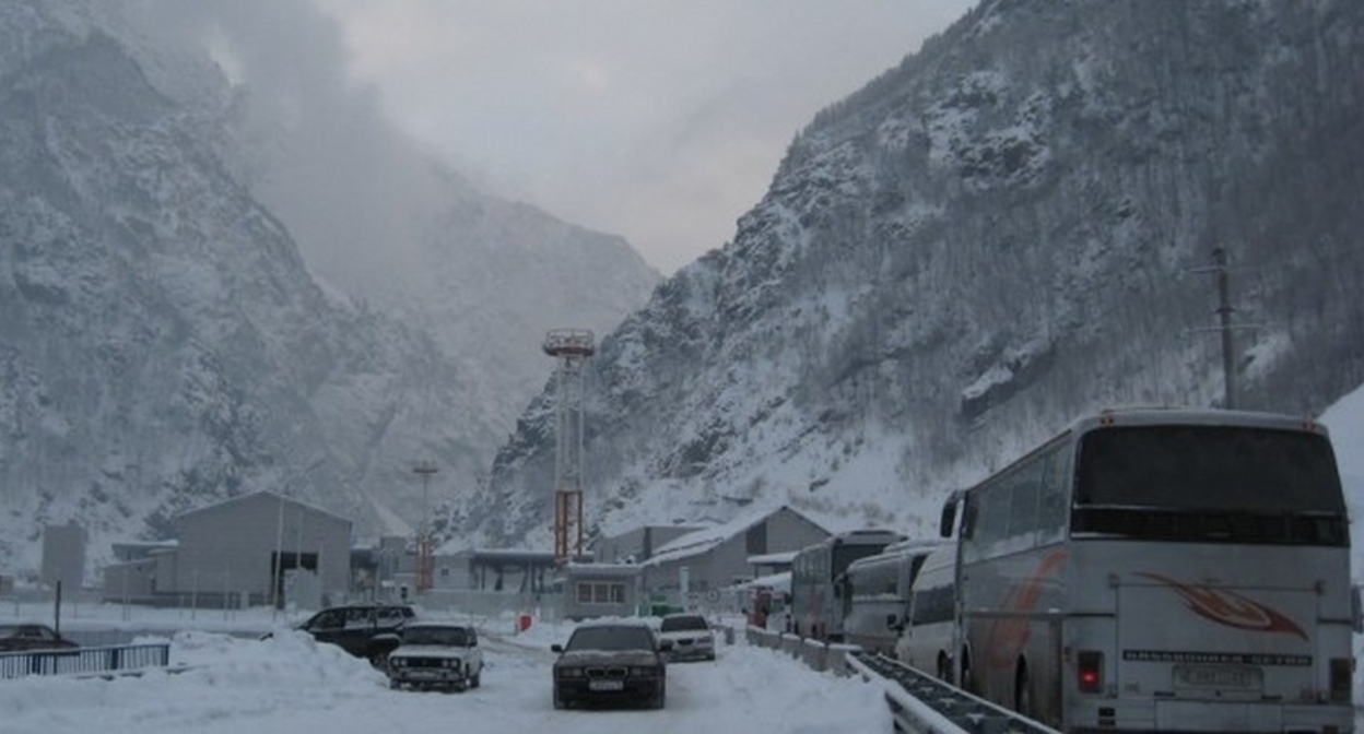 Машины перед "Верхним Ларсом". Фото: управление МЧС по Северной Осетии https://15.mchs.gov.ru/deyatelnost/press-centr/operativnaya-informaciya/5668115