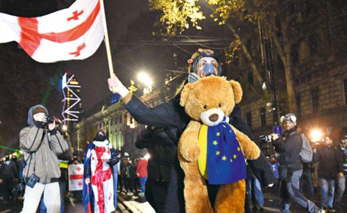 Нина Сандер на акции протеста в Тбилиси. Телекомпания Pirveli / https://tvpirveli.ge/ka/siaxleebi/sazogadoeba/119033-tsikheshi-gashishvlebas-mtkhovdnen-nana-sanderi-shimshilobis-datskebas-aano Нина Сандер на акции протеста в Тбилиси. Телекомпания Pirveli / https://tvpirveli.ge/ka/siaxleebi/sazogadoeba/119033-tsikheshi-gashishvlebas-mtkhovdnen-nana-sanderi-shimshilobis-datskebas-aano