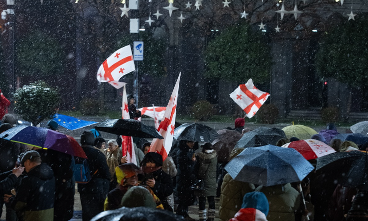 Участники акции протеста у парламента Грузии. Скриншот фото Publika от 18.01.26, https://www.facebook.com/photo?fbid=1657217742344436&set=pcb.1657217809011096 (деятельность компании Meta, владеющей соцсетью, запрещена в России).