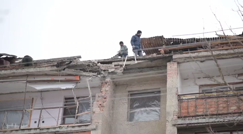 Кадр видео последствия удара БПЛА в Беслане. Фото: Георгий Атаров / Telegram-канал Кадр видео последствия удара БПЛА в Беслане. Фото: Георгий Атаров / Telegram-канал