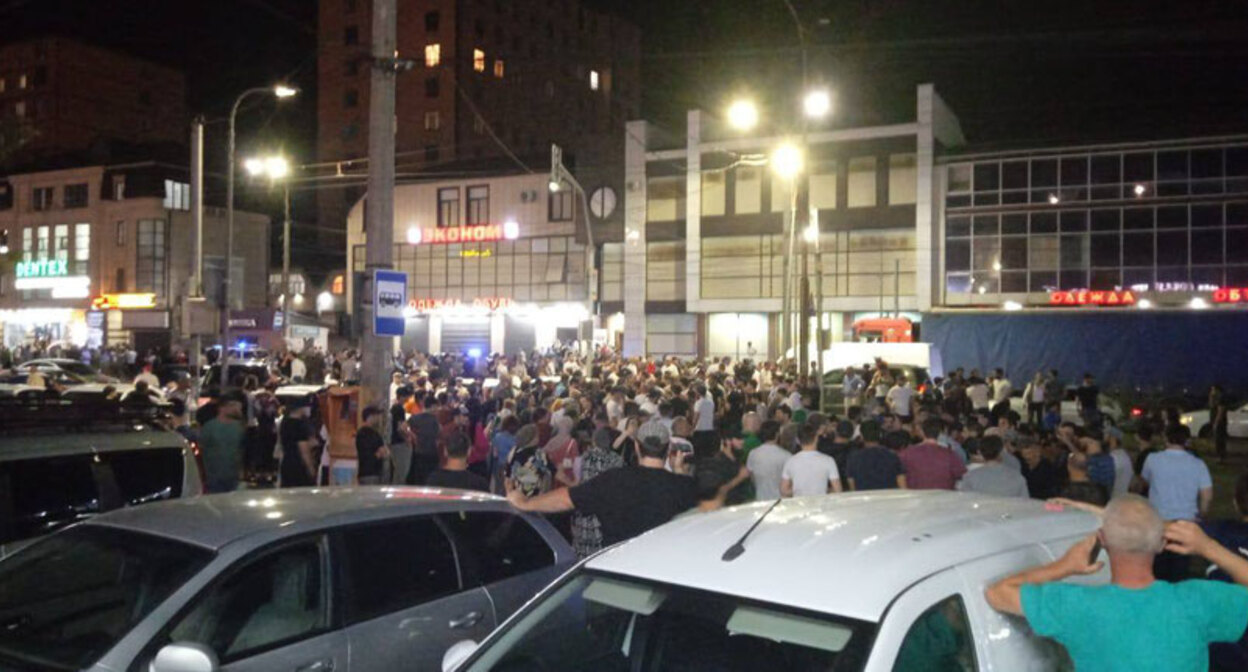 Акция протеста из-за отсутствия света. Махачкала, август 2025 г. Скриншот видео Телеграм-канал  "Новое дело" https://t.me/novoedelo/19869