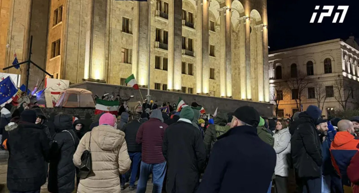 Участники акции у парламента Грузии 21.01.2025  Фото: Interpressnews / https://www.interpressnews.ge/ka/article/859953-parlamenttan-saprotesto-akcia-mimdinareobs