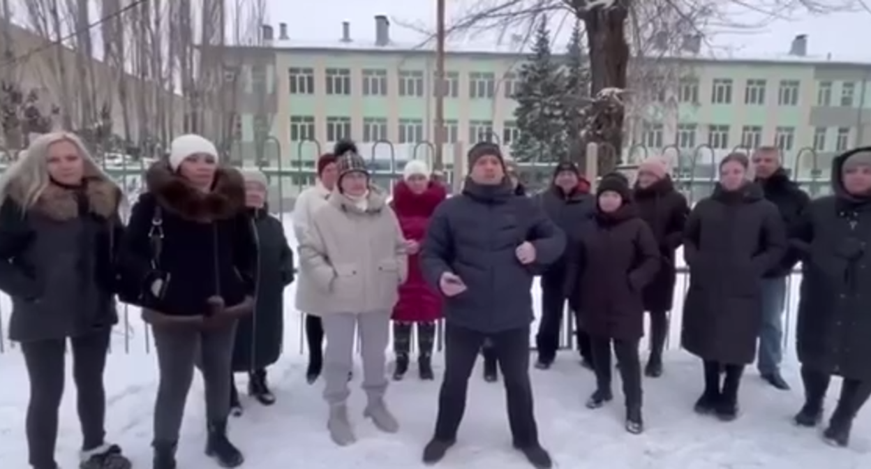 Кадр видеообращения родителей детей в Волжском. Фото: "Типичный Волжский" / Telegram-канал