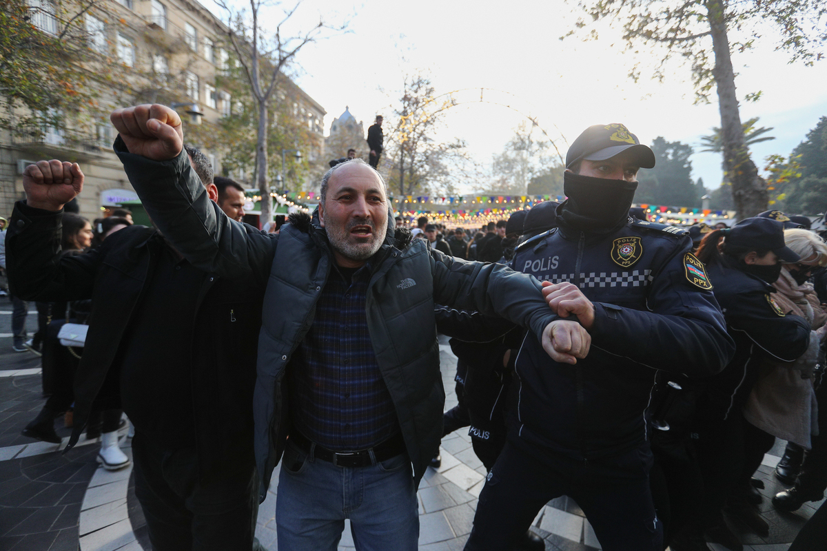 Сотрудник полиции задерживает активиста. Фото Азиза Каримова для "Кавказского узла"