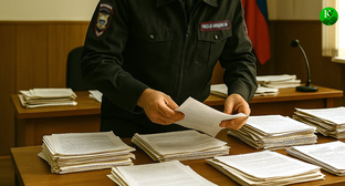 Обыск в кабинете силовика. Иллюстрация создана «Кавказским узлом» с помощью ИИ в программе Copilot