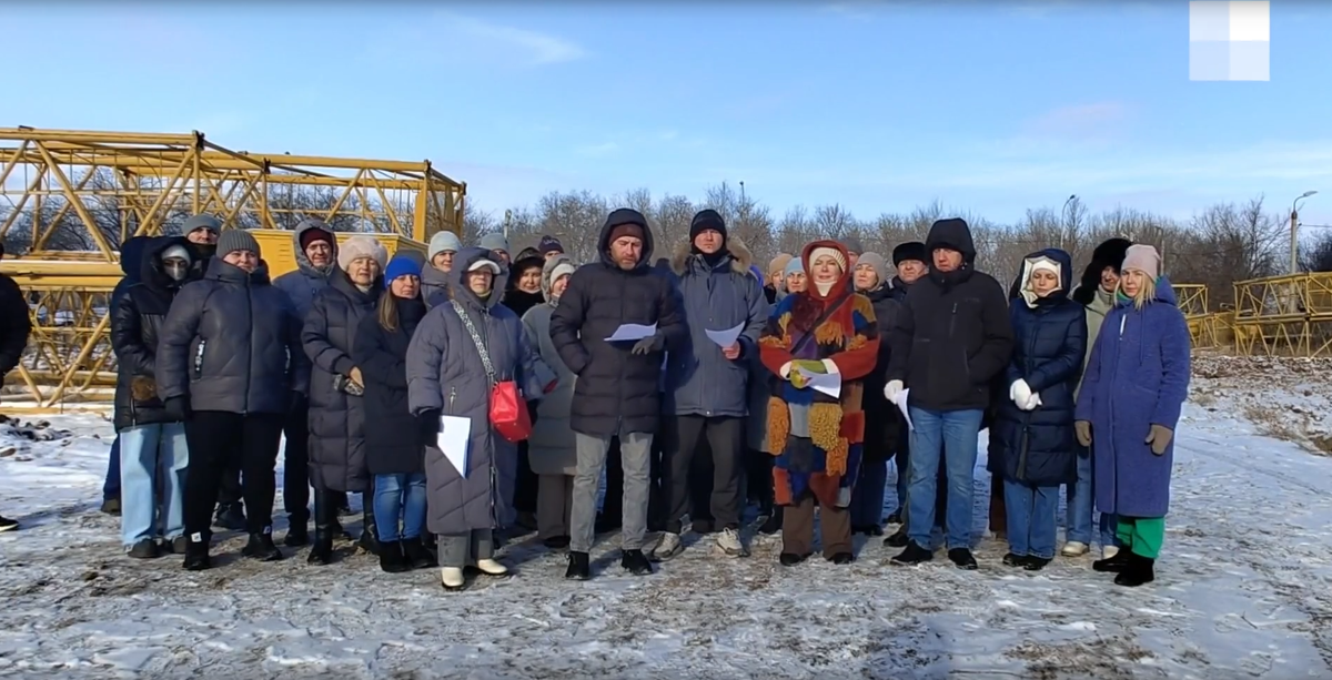 Жители дома ЖК "Адмиралтейский" в Красноармейском районе жалуются га строительство высотки. Фото: Волгоград Онлайн / https://v1.ru/text/gorod/2026/01/27/76234803/