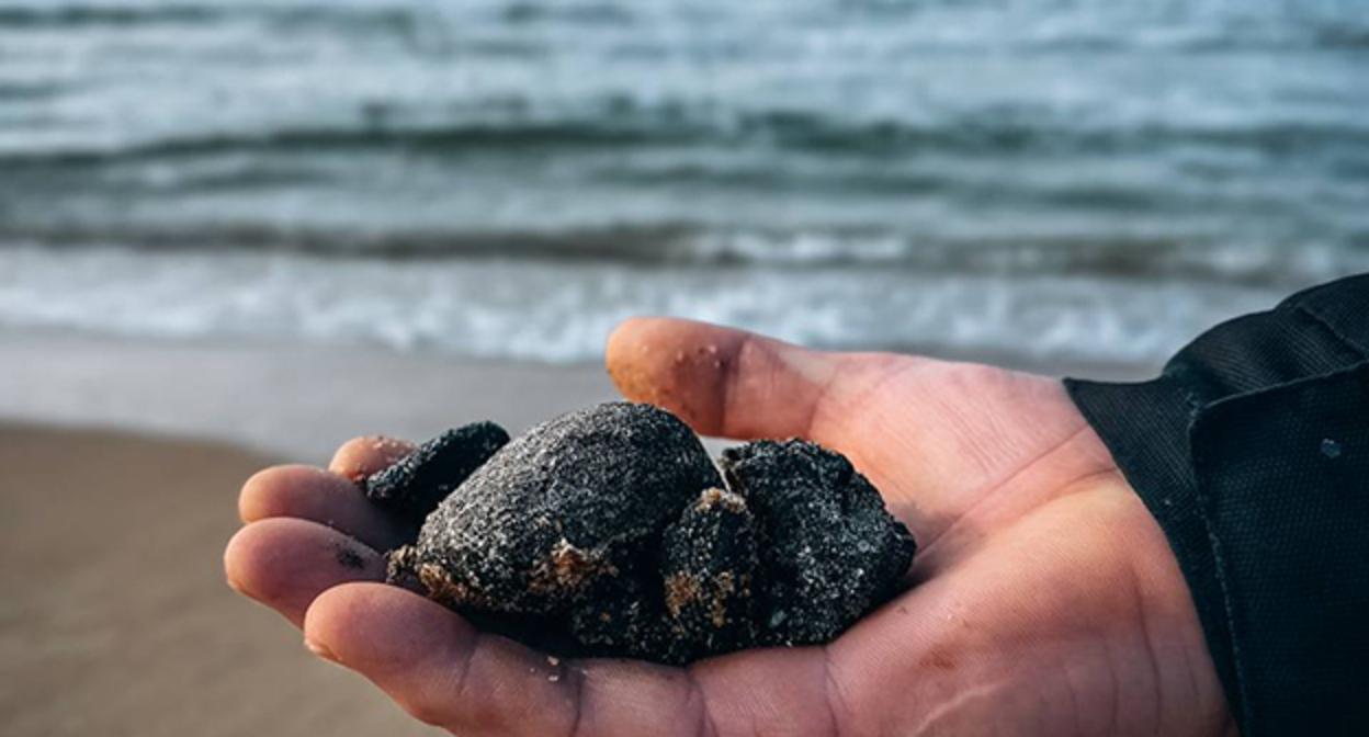 Мазутная крошка, найденная на пляже. 28 января 2026 г. Фото: https://t.me/setisitolopata/2389