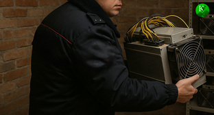 Полицейский и оборудование майнинг-фермы. Иллюстрация создана «Кавказским узлом» с помощью ИИ в программе Copilot 