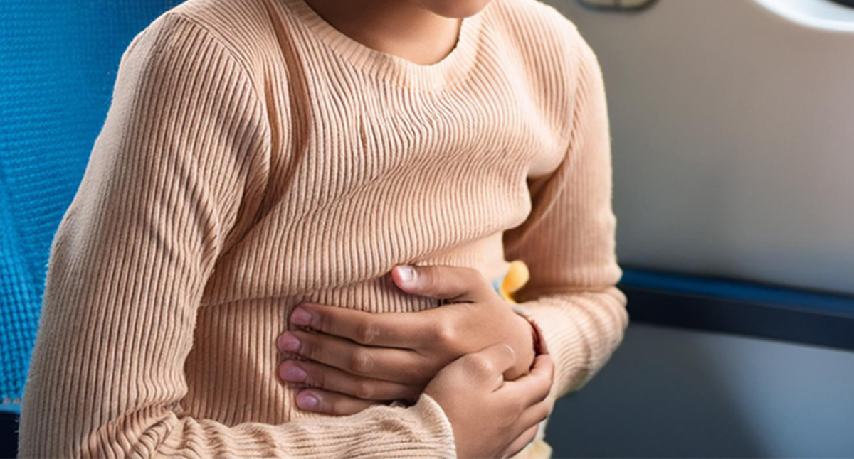 Ребенок держится за живот. Иллюстрация создана «Кавказским узлом» с помощью ИИ в программе Copilot
