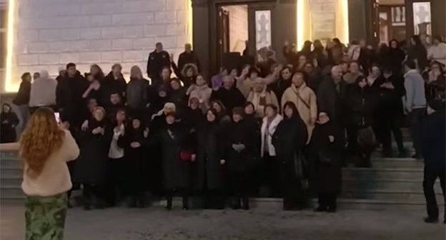 Участники протеста на Руставели приветствовали отмену объединения университетов. 9 февраля 2026 г. Скриншот видео https://t.me/Tbilisi_life/44713 Участники протеста на Руставели приветствовали отмену объединения университетов. 9 февраля 2026 г. Скриншот видео https://t.me/Tbilisi_life/44713