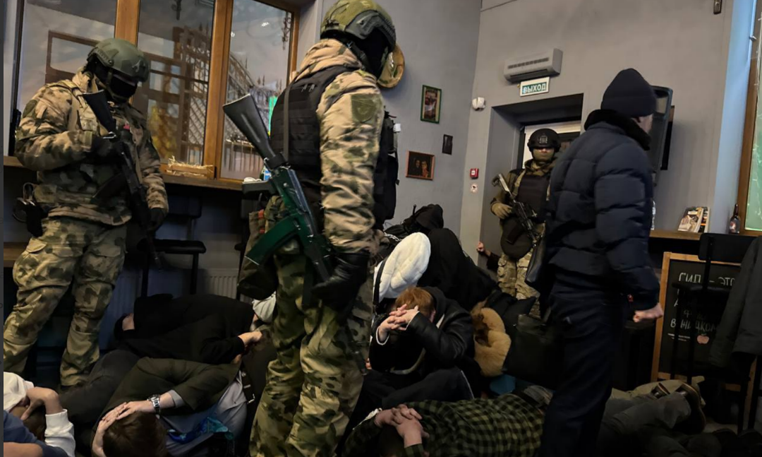 Силовики на "Лимоновских чтениях" в краснодаре. Скриншот фото "Национальная правозащита" от 18.01.26, https://t.me/rightsofnation/2453