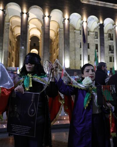 Кадр граждане Ирана присоединились к протестам перед парламентом Грузии в 448-й день протестов. Фото: Netgazeti / https://www.facebook.com/photo?fbid=1292106276298067&set=pcb.1292106386298056 Кадр граждане Ирана присоединились к протестам перед парламентом Грузии в 448-й день протестов. Фото: Netgazeti / https://www.facebook.com/photo?fbid=1292106276298067&set=pcb.1292106386298056