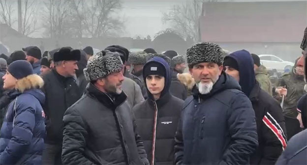 Люди у мемориального комплекса в селении Новокули (Ярыксу). 23 февраля 2026 г. Скриншот видео очевидца предоставленный "Кавказскому узлу"