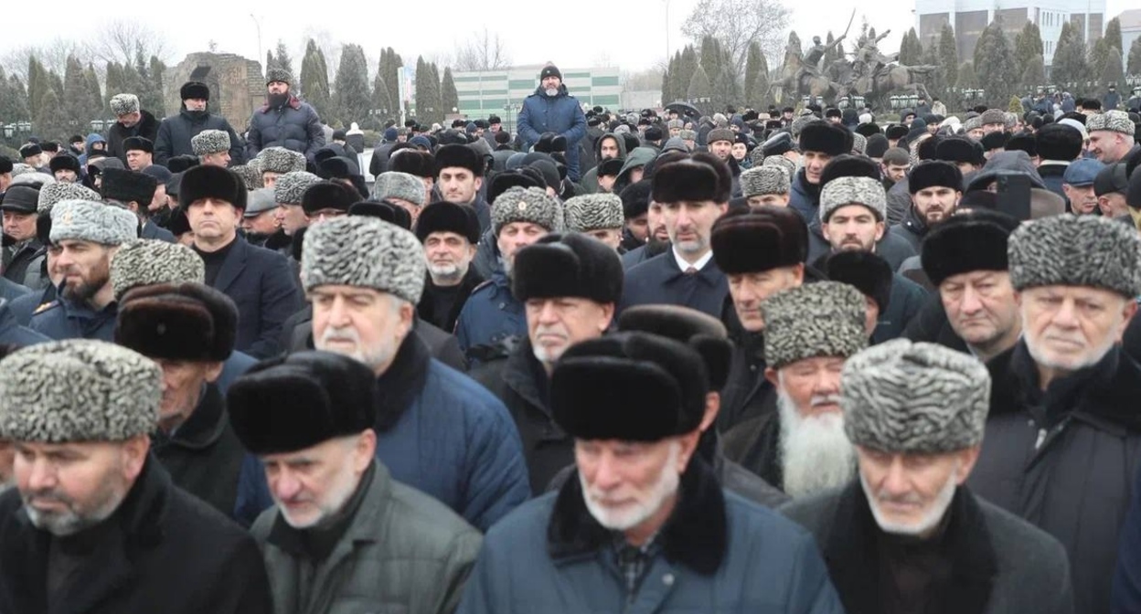 Участники митинга памяти жертв депортации ингушского народа. Назрань, 23 февраля 2026 года. Фото из телеграм-канала правительства Ингушетии https://t.me/pravitelstvori/24568