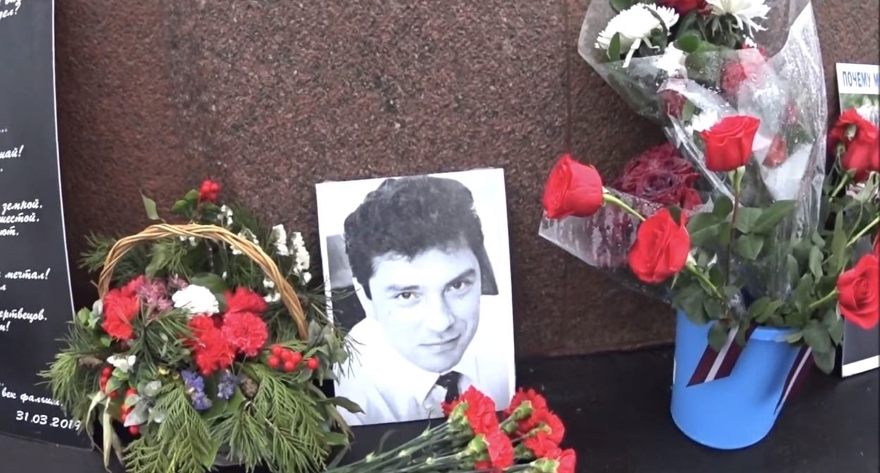 Фото Бориса Немцова на Большом Москворецком мосту. Кадр видео styazshkin / YouTube