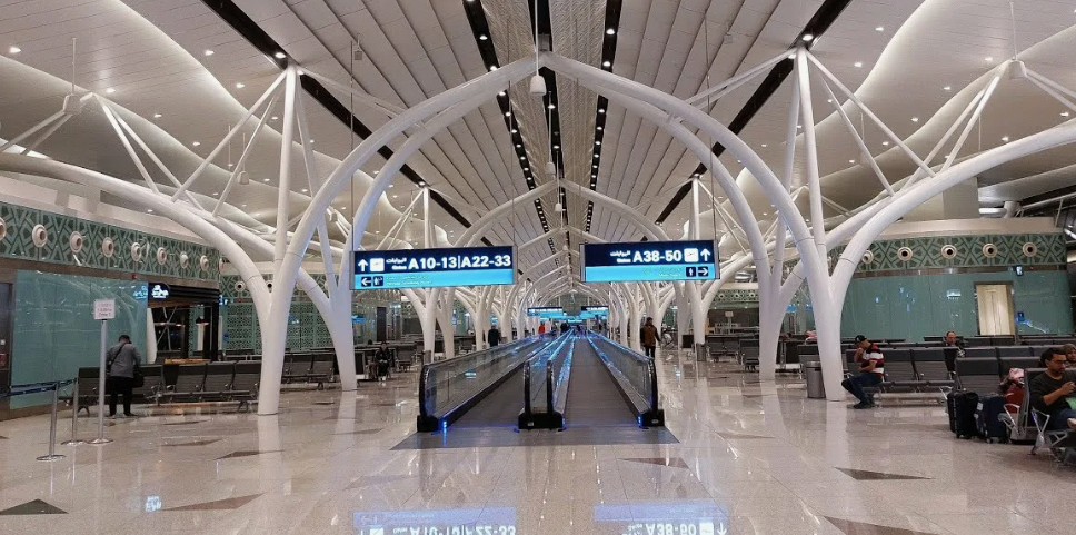 Аэропорт Джидда. Стоп-кадр видео https://www.youtube.com/watch?v=bRA6SZaVoVU.