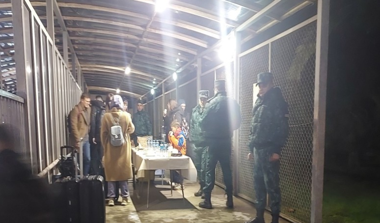 35 россиян эвакуированы из Ирана. Скриншот фото APA https://ru.apa.az/proisshestvie/35-grazdan-rf-peresli-iz-irana-v-azerbaidzan-cerez-astarinskii-pogranicnyi-punkt-638321