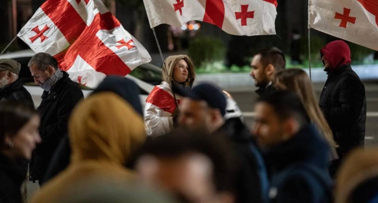 Протестующие на проспекте Руставели. Фото: Мариам Кавшбая / Publika