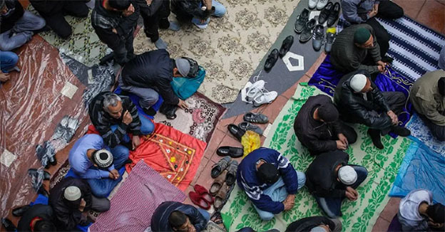 Верующие во время молитвы. Фото Нины Зотиной, Юга.ру