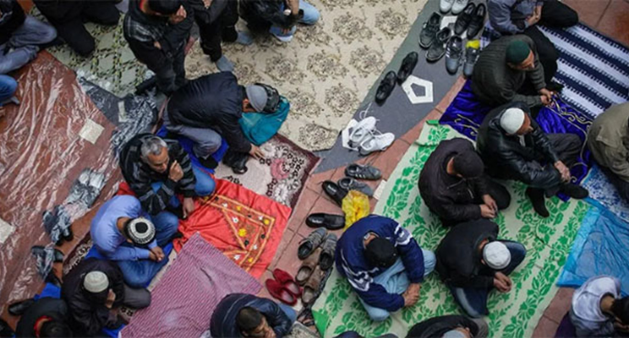 Верующие во время молитвы. Фото Нины Зотиной, Юга.ру