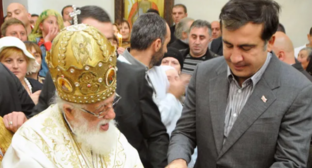 Илия II и Михаил Саакашвили. Скриншот фото "Интерпрессньюс" от 19.03.26, https://www.interpressnews.ge/ru/article/173886-mikhail-saakashvili-proshu-dostavit-menia-na-pokhorony-patriarkha-kak-ego-druga-tretego-prezidenta-gruzii