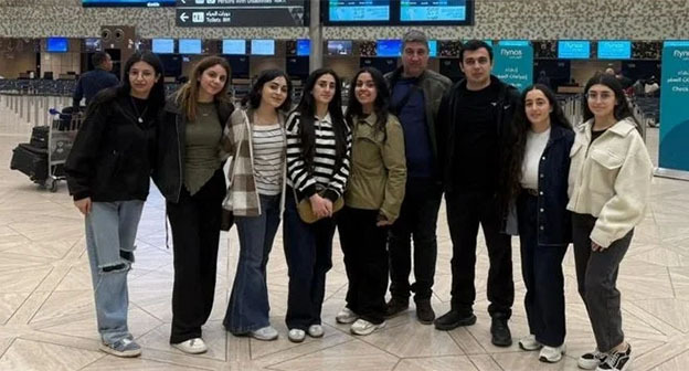 Граждане Армении, эвакуированные из Кувейта. Фото: https://www.facebook.com/Newsarmenia.am/posts принадлежит компании Meta деятельность которой запрещена в России Граждане Армении, эвакуированные из Кувейта. Фото: https://www.facebook.com/Newsarmenia.am/posts принадлежит компании Meta деятельность которой запрещена в России