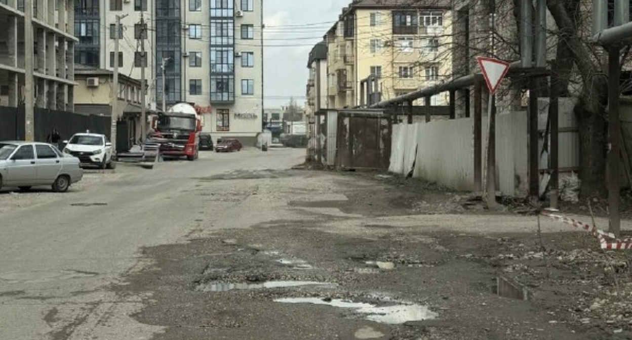 Ямы на улице Чернышевского в Нальчике. Фото: прокуратура Кабардино-Балкарии / Telegram