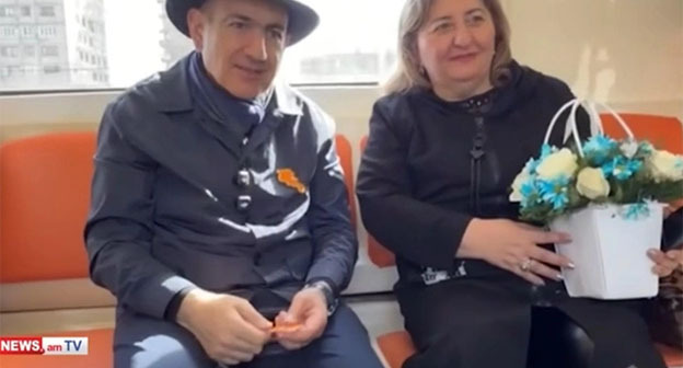 Никол Пашинян с беженкой в метро. Скриншот видео NEWS.am