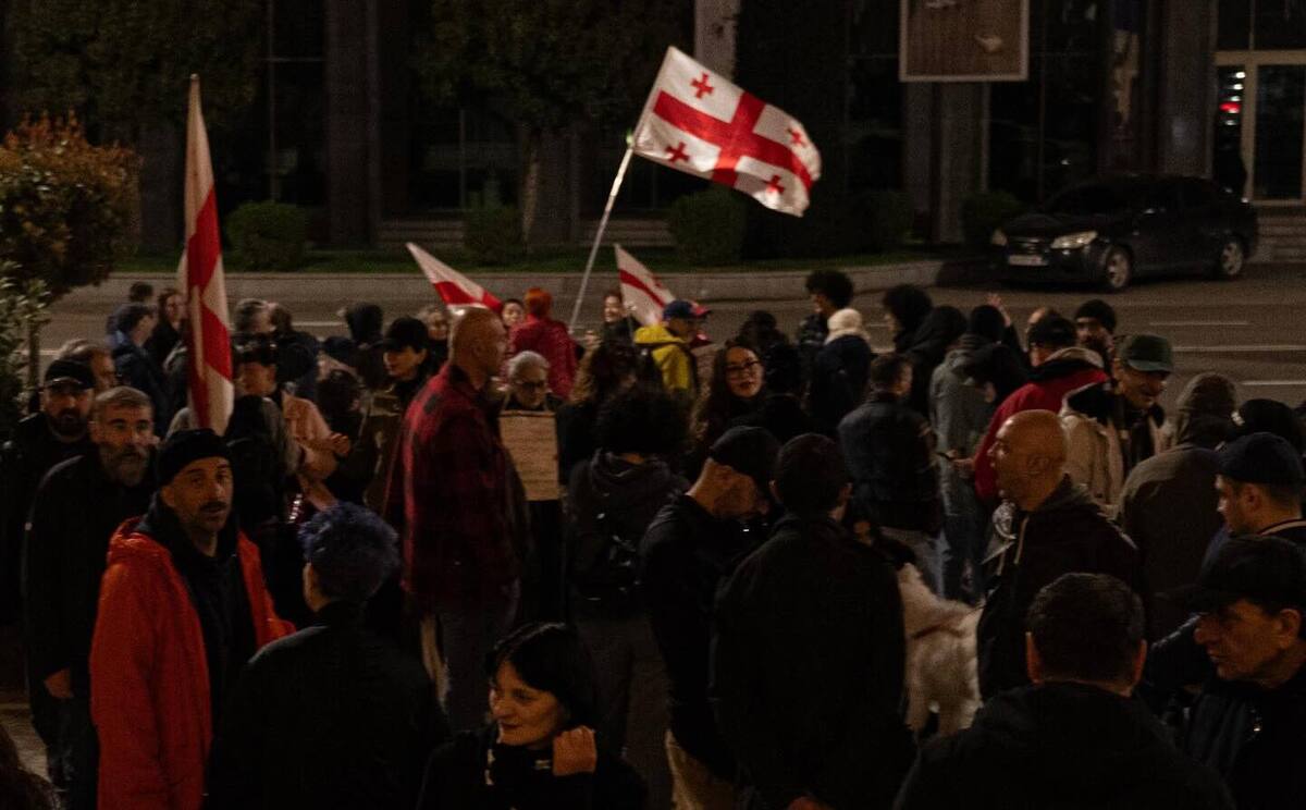 Участники собрания на Руставели, 26 марта 2026 года. Фото: Mindia Gabadze / Publika Участники собрания на Руставели, 26 марта 2026 года. Фото: Mindia Gabadze / Publika