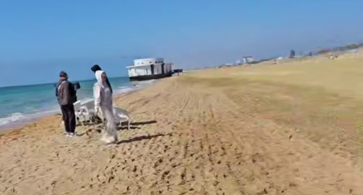 Пляж Мираклеон. Стоп-кадр видео из Telegram-канала Юря Озаровского от 27.03.26, https://t.me/MoreOz/119606