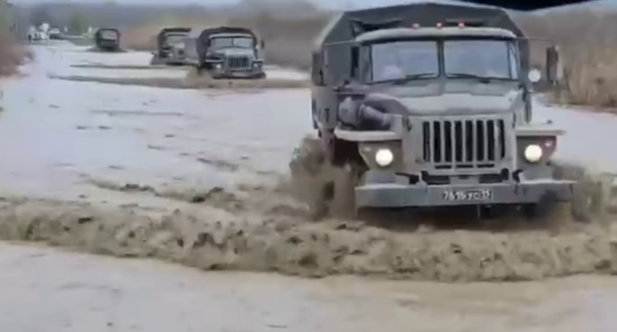 Эвакуация из села Брагуны. Стоп-кадр видео ЧГТРК "Грозный" от 29.03.26, https://t.me/groznytv/32166.