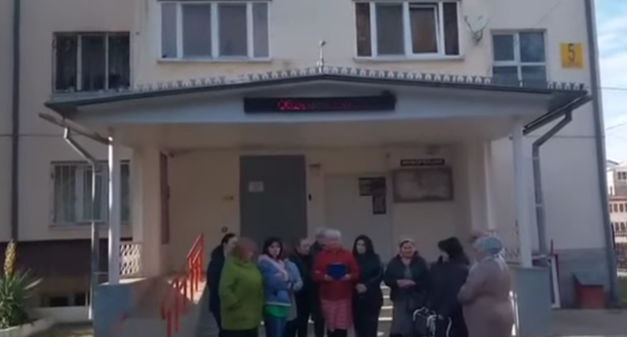 Жильцы у здания общежития. Стоп-кадр видео из YouTube-канала Правозащитного центра КБР от 21.02.26, https://www.youtube.com/watch?v=34BkJHfchUE
